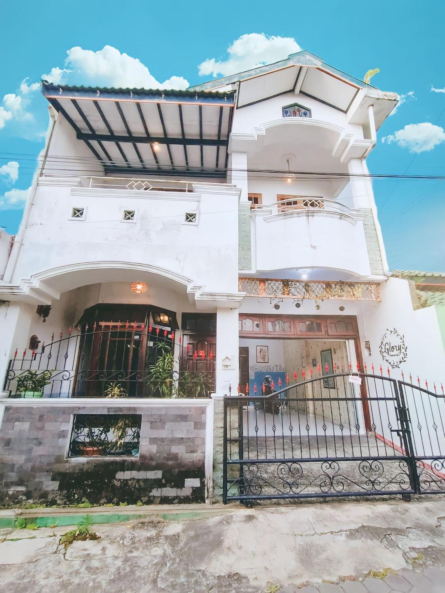 Glory Homestay Yogyakarta Exterior photo